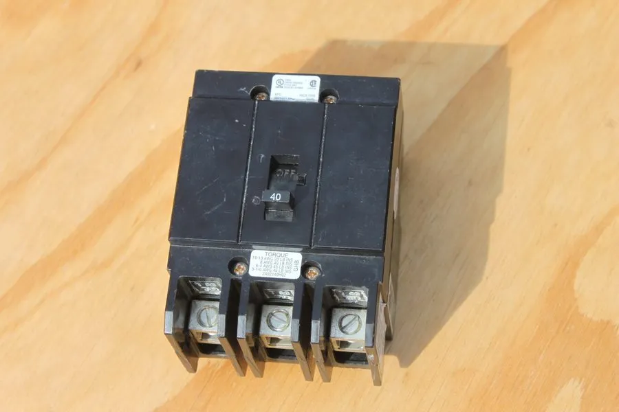 Автоматический выключатель Eaton GHB3040 40 Amp 3 Pole 277/480V GHB Bolt on Circ