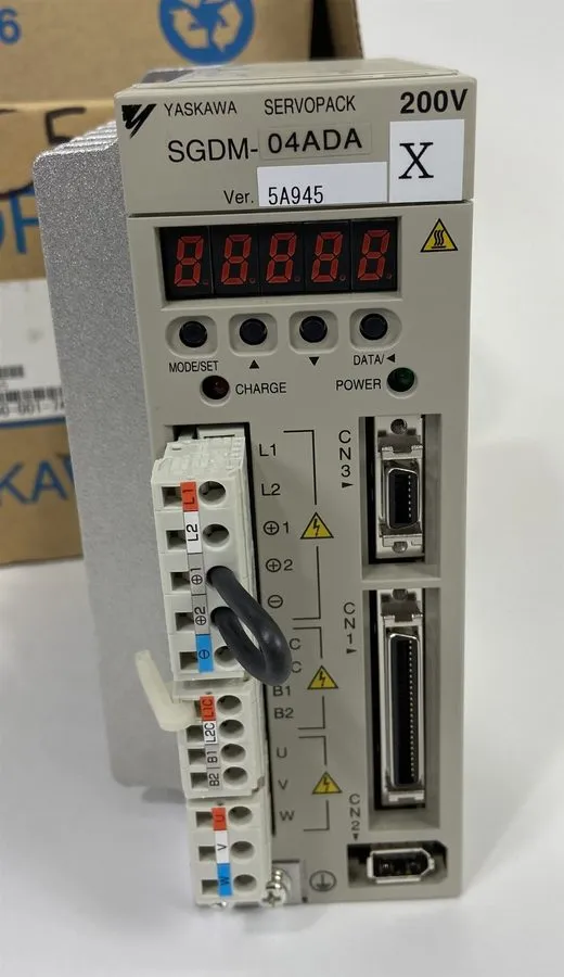 Сервопривод Yaskawa SGDM-04ADA Servopack Servo Motor Driver