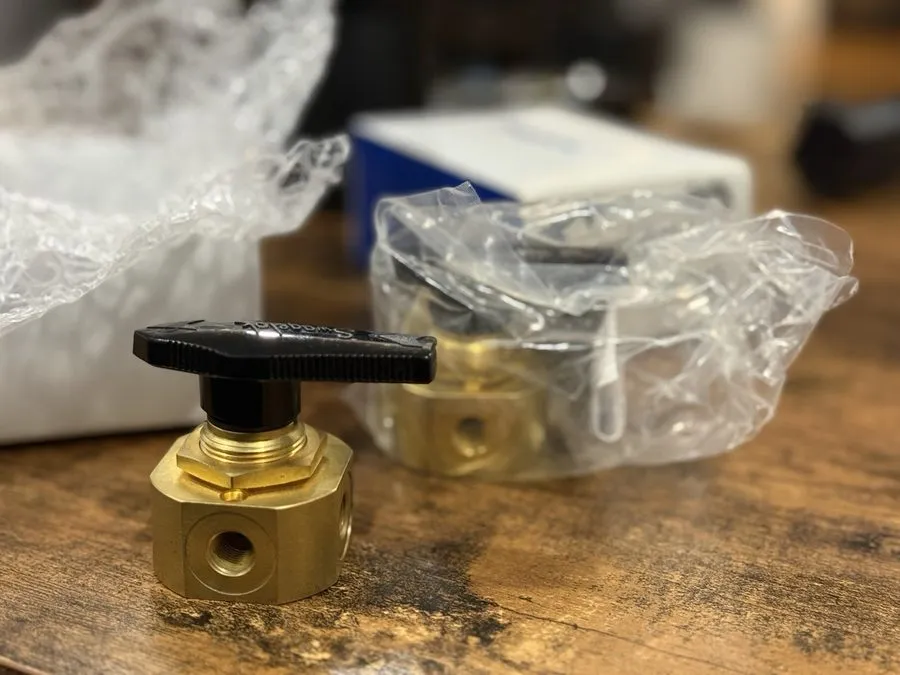 Клапан Swagelok Whitey B-43YF2 Brass 4-Way Ball Valve — фото лота 1