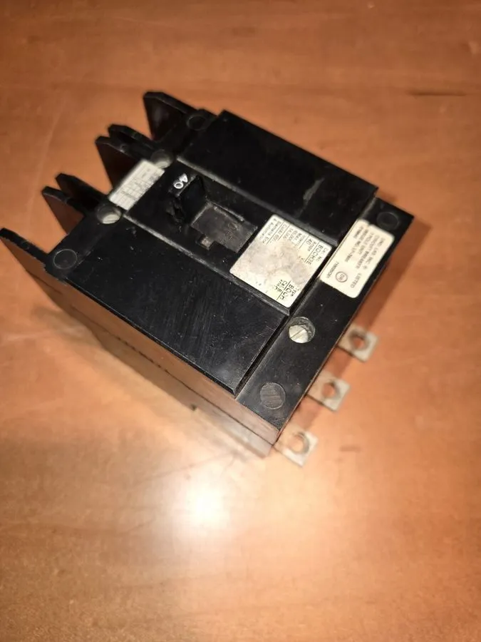 Автоматический выключатель BQCH3B040 Siemens 40A 480V 3P Bolt-In Circuit Breaker — фото лота 1