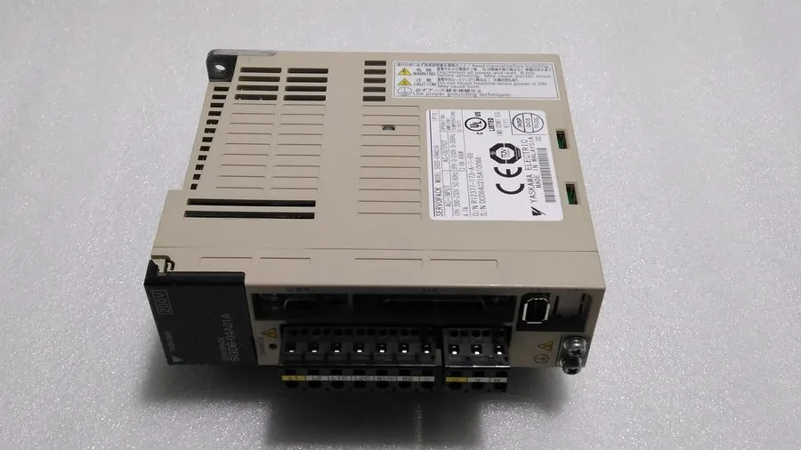 Сервопривод YASKAWA SGDS-04A01A SERVOPACK DRIVE 3PH 0-230V 0-300Hz 2.8A 400W