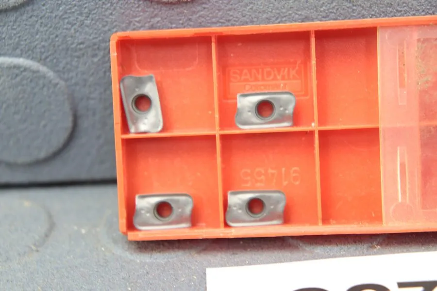 Режущий инструмент 25pk MILLING INSERT R390-11 T3 08M-KL 3040 Sandvik Coromant