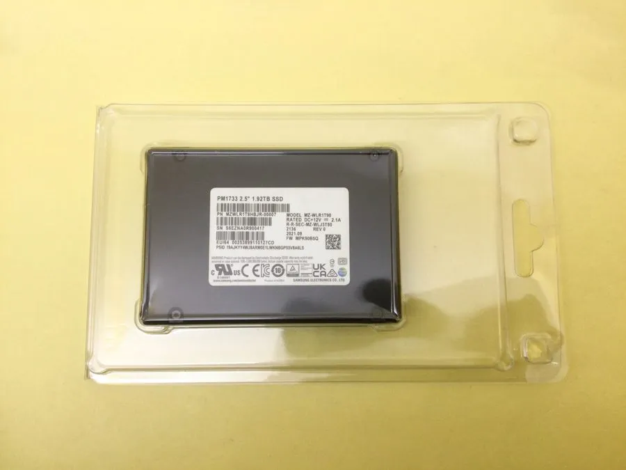 SSD-накопитель Dell WPR17 Samsung PM1733 V2 MZWLR1T9HBJR MZ-WLR1T90 1.92TB PCIe 