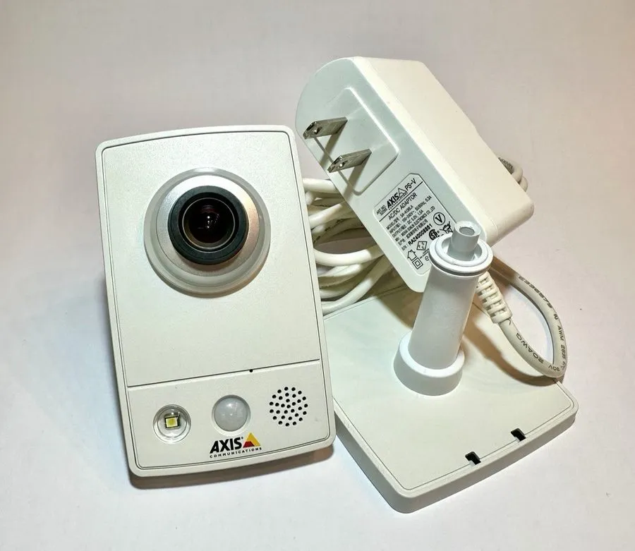 Камера AXIS Communications M1034-W 0522-004 Wireless Network Camera Open