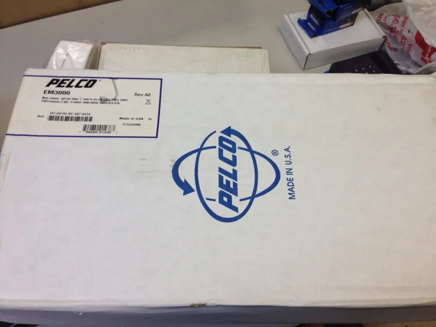 Камера Pelco EM3000 Light-Duty Ceiling J-Mount
