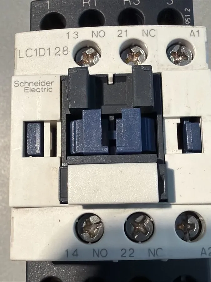 Контактор Schneider Electric LC1D128E7 TeSys D Contactor 4-Pole 2S+2NO 25A 48V A — фото лота 1