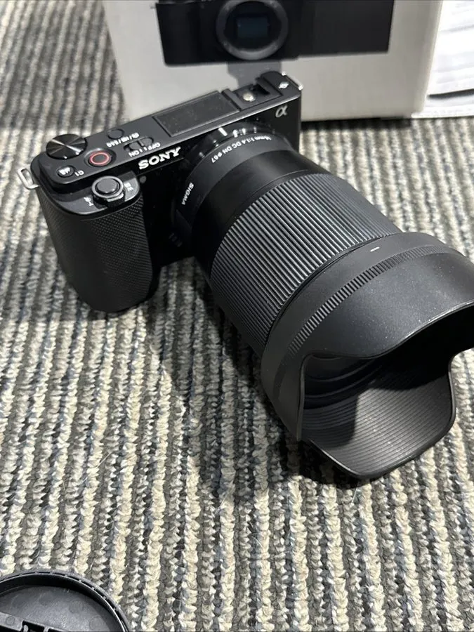 Объектив Sony Alpha ZV-E10 24.2MP Mirrorless Camera w/ Sigma 16mm Lens