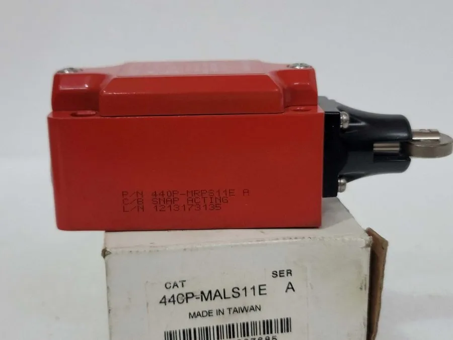 Реле безопасности ALLEN BRADLEY 440P-MALS11E Ser A GUARDMASTER SAFETY LIMIT SWIT
