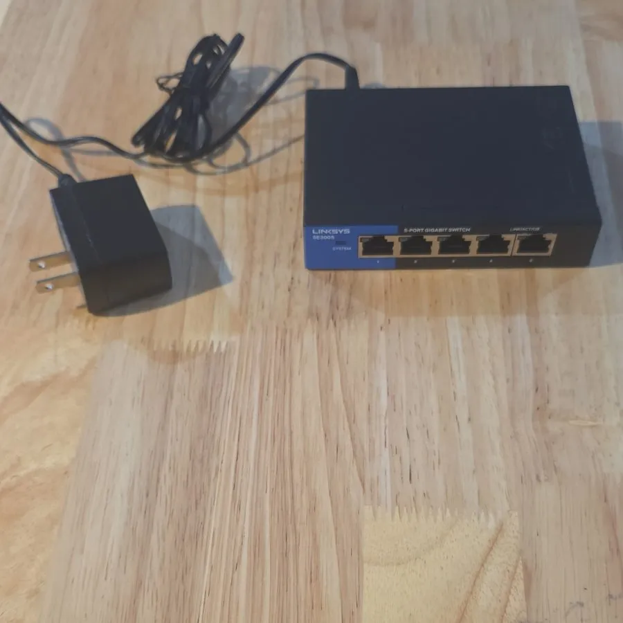 Коммутатор Linksys 5-Port Gigabit Ethernet Switch Black/Blue SE3005v2 VG