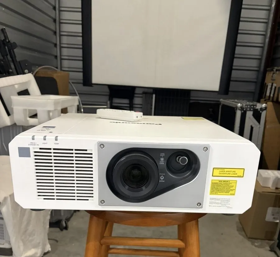 Проектор Panasonic PT-RZ570 5400 Lumen Laser DLP Projector (3427 hours) — фото лота 1