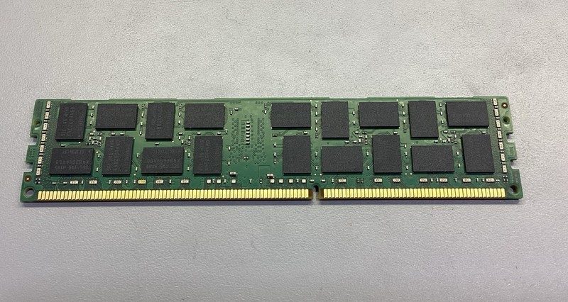 Модуль памяти Set 4 SAMSUNG M393B1K70DH0-YH9 8GB 2RX4 PC3L-10600R DDR3 SERVER RA