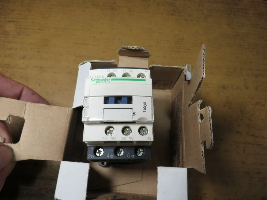 Контактор Schneider 3Pole TeSys D contactor 18amp 120Vac coil LC1D18G7