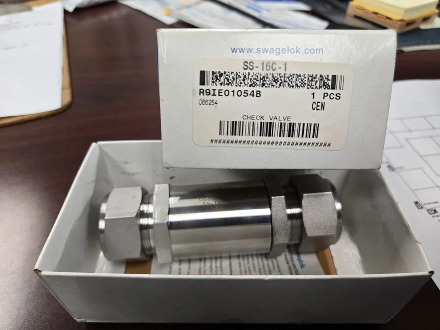 Клапан Swagelok SS-16C-1 Stainless Steel Poppet Check Valve FNSP — фото лота 1