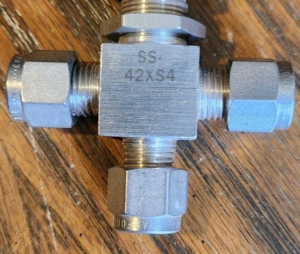 Клапан Swagelok SS-42XS4 1/4" 316 SS 3-Way Ball Valve 2500 PSI Tube Fitting