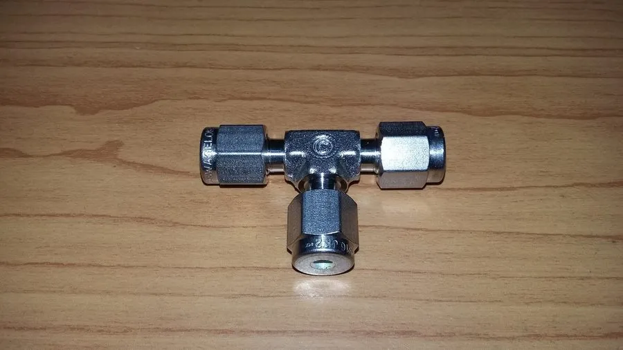 Фитинг Swagelok SS-200-3 Stainless Steel Tube Fitting Union Tee 1/8” Tube OD — фото лота 1