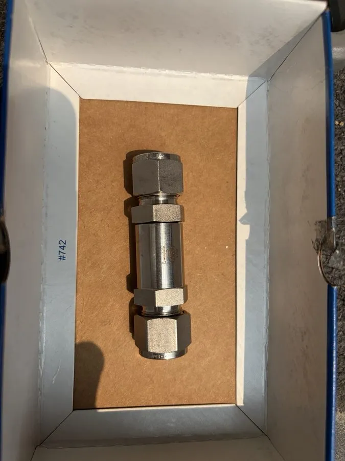 Клапан Swagelok SS-8C-1 1/2" SS check valve, 1 psi cracking pressure