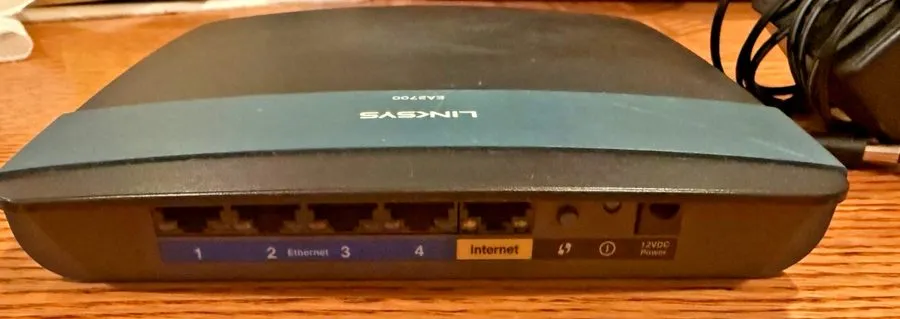 Маршрутизатор Cisco Linksys EA2700 300 Mbps 4-Port Gigabit Wireless N Router