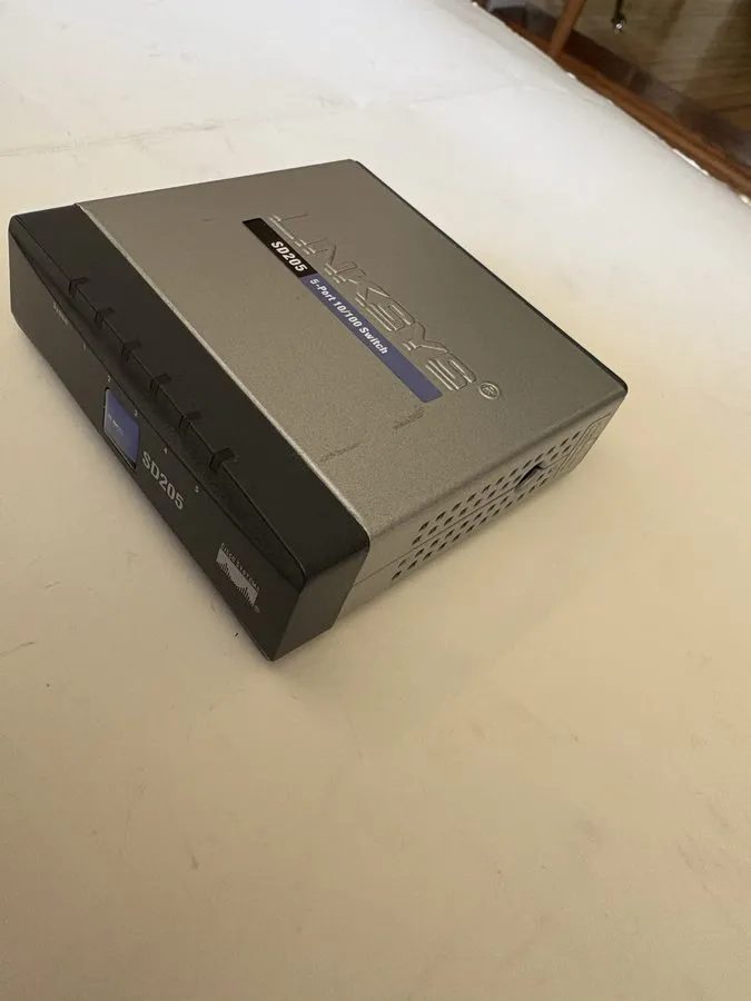 Коммутатор Linksys SD205 5-Port 10/100 Desktop Ethernet Switch Cisco Systems Ver — фото лота 1