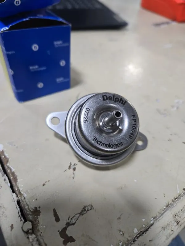Трубопроводная арматура Fuel Injection Pressure Regulator Delphi FP10049 — фото лота 1