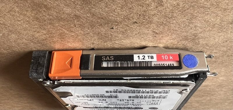 Жёсткий диск EMC 005050084 1.2TB 10K 6Gbps 2.5" SAS HDD V4-2S10-012 V5-2S10-012  — фото лота 1