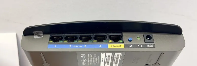 Маршрутизатор Cisco Linksys EA2700 300 Mbps 4-Port Gigabit Wireless N Router — фото лота 2