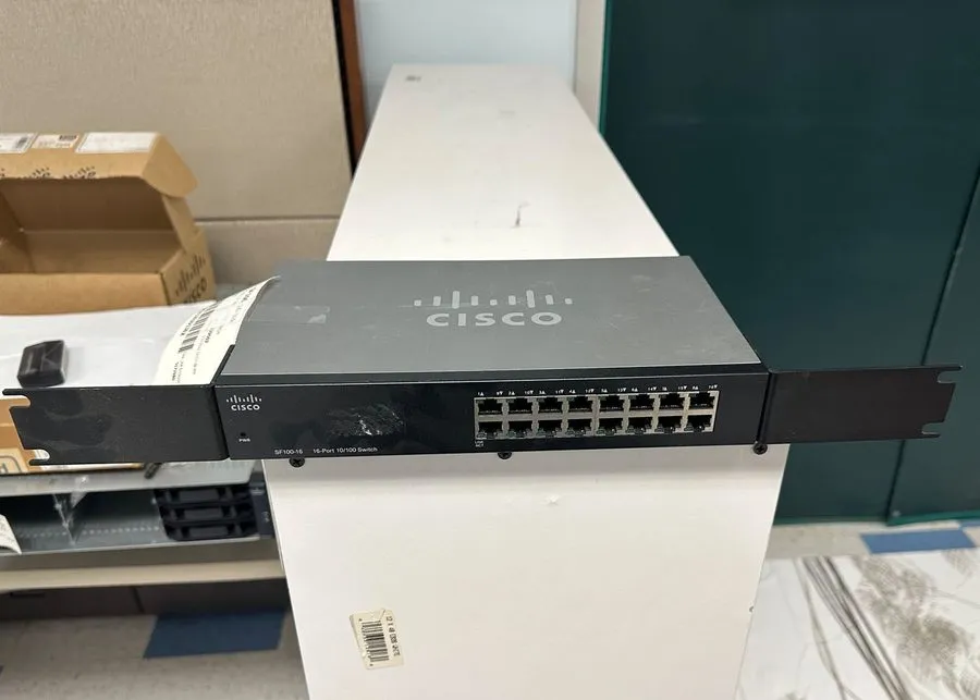 Коммутатор Cisco SF100-16-NA SMB SF100-16 16PT 10/100 Switch