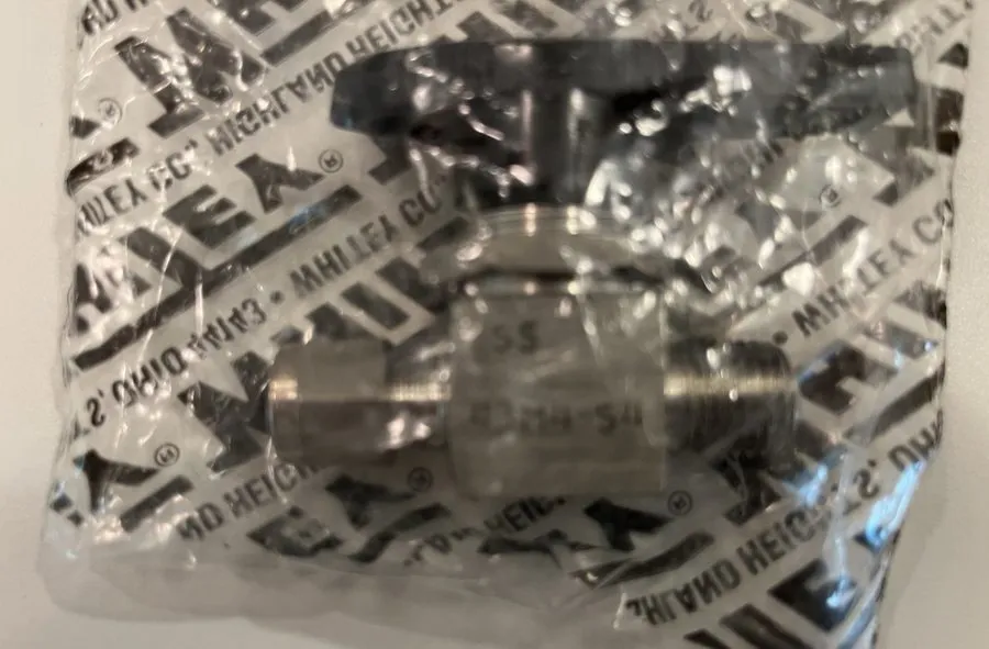 Клапан Swagelok SS-43M4-S4 316 Stainless Ball Valve, 1/4in NPT x Tube Fitting