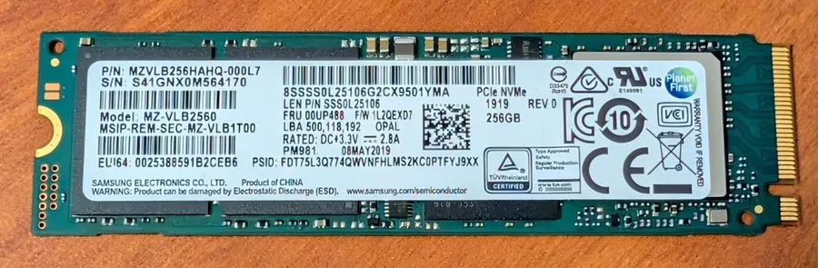 SSD-накопитель Samsung PM981 256GB M.2 NVMe SSD MZVLB256HAHQ-000L7 Lenovo Pull