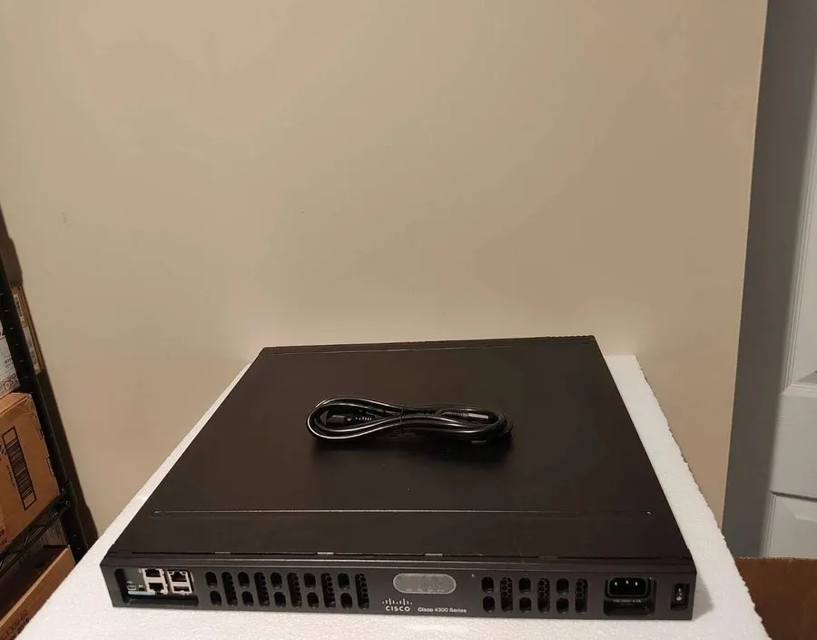 Маршрутизатор CISCO ISR4331-V/K9 3-Port Gigabit Voice Router uck9 ISR4331 w/ NIM — фото лота 1