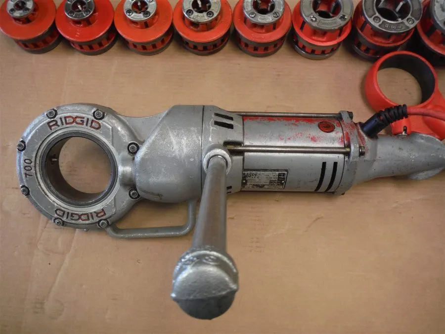 Режущий инструмент Ridgid 700 Pipe Threader With 9 Dies 1/8"-2" Pipe Cutter+12R  — фото лота 1