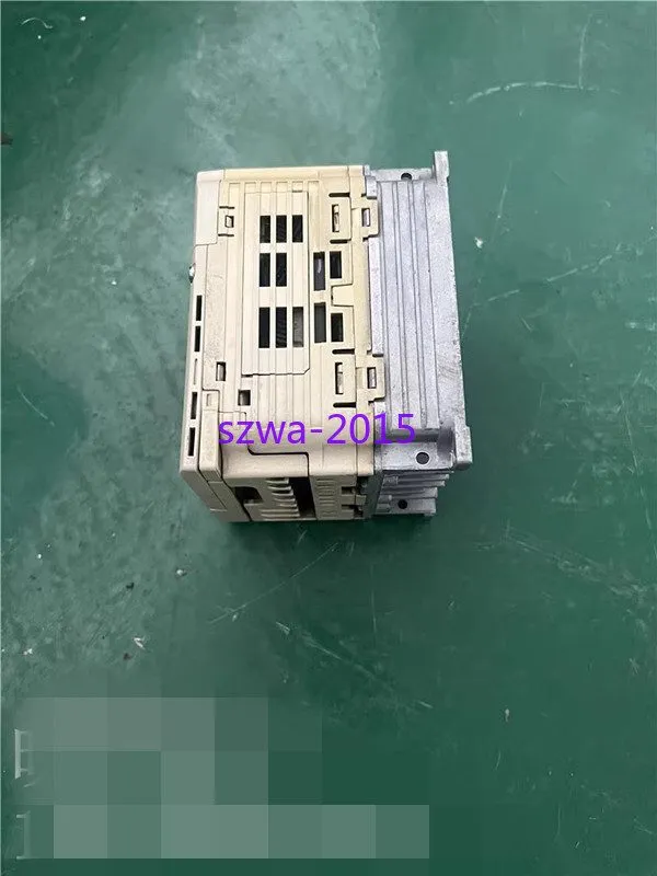 Привод Yaskawa V1000 series CIMR-VB4A0002BBA 0.75KW/0.4KW 380V