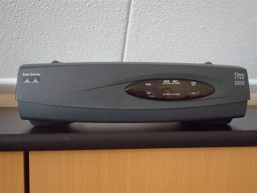 Маршрутизатор Cisco 1721 3-Port 10/100 Wired Router (CISCO1721) — фото лота 1