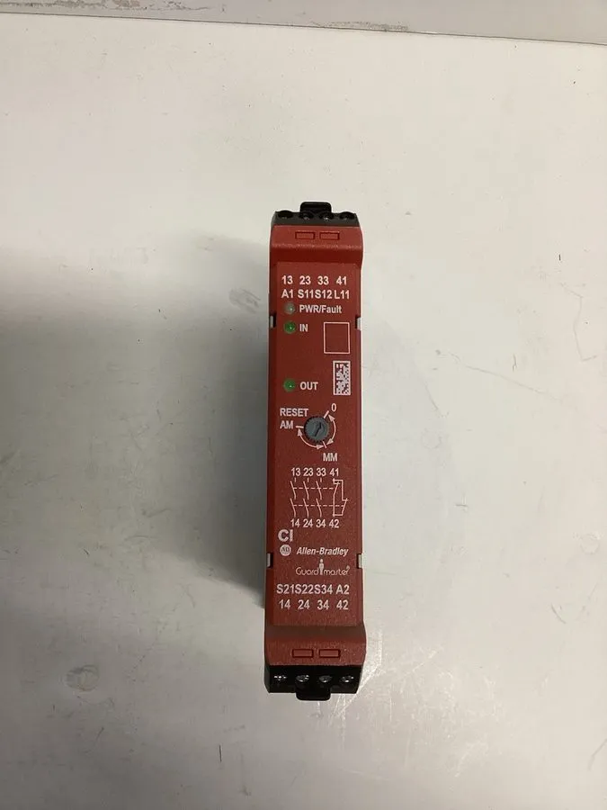 Реле безопасности Allen Bradley 440R-S13R2 Guardmaster Single Input Safety Relay — фото лота 2