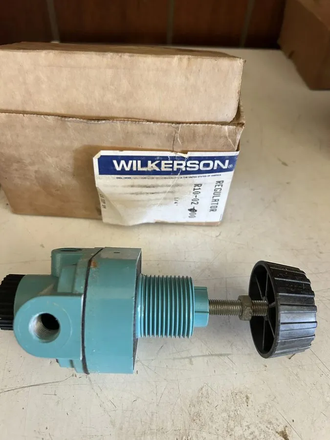 Трубопроводная арматура Wilkerson R10-02-200 Adjustable Pressure Regulator 1/4in — фото лота 1