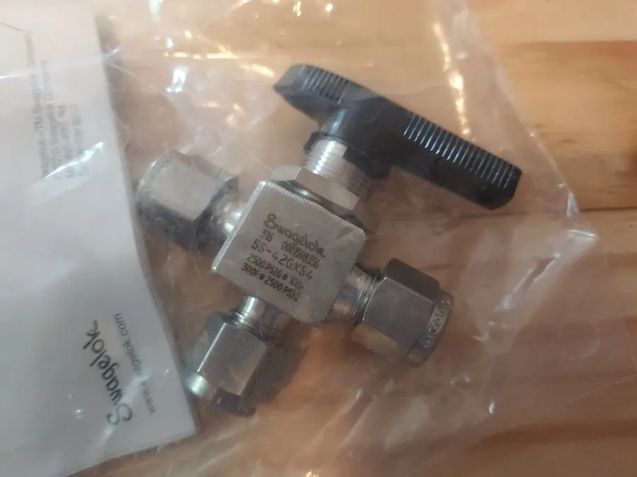 Клапан Swagelok SS-42GXS4 3 way ball valve 1/4 in tube fitting