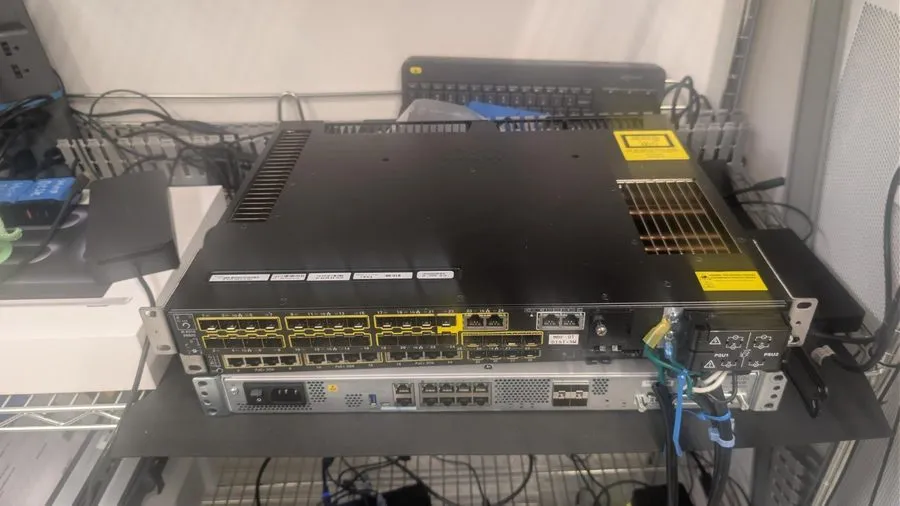 Коммутатор Cisco IE-9310-26S2C-E Switch — фото лота 1