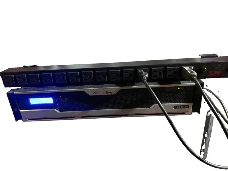 Блок розеток PDU APC AP9551 0U Vertical Basic Rack PDU 20A, 120V, 14-Outlet — фото лота 1