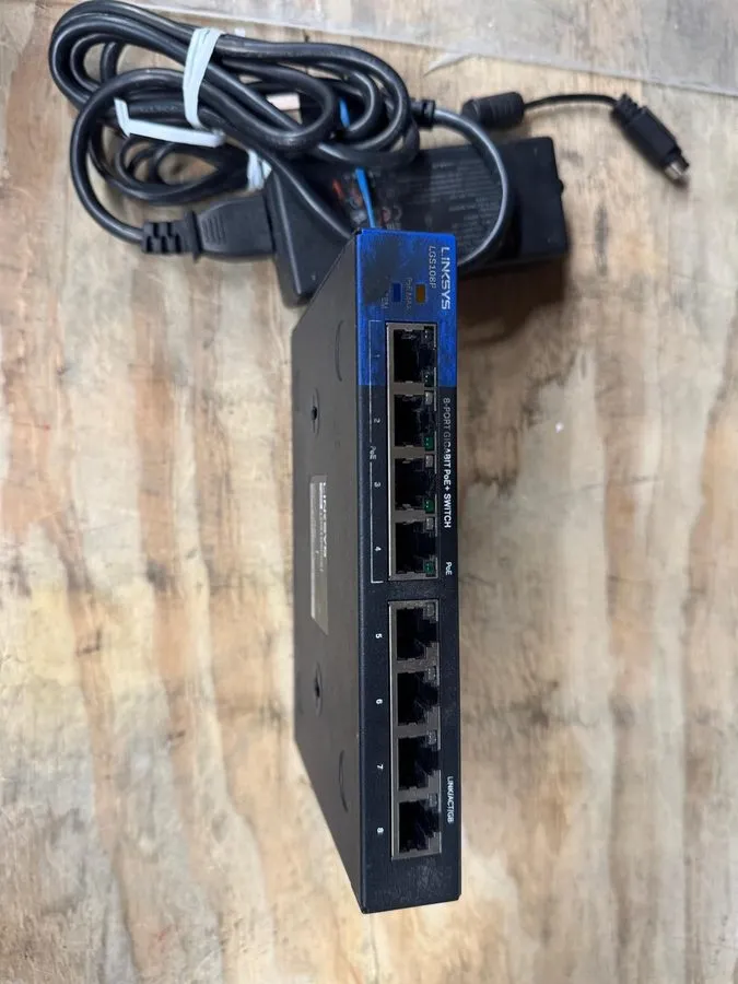 Коммутатор Linksys LGS108PV2 8-Port Buisness Desktop Gigabit PoE+ Switch — фото лота 1