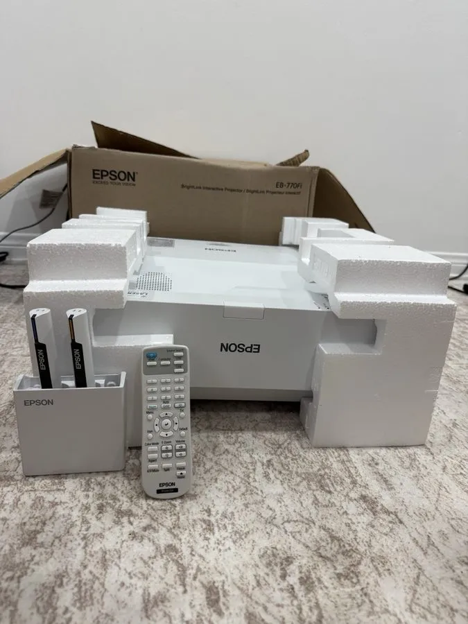 Проектор EPSON EB-770Fi BrightLink 770Fi Interactive Laser Smart Projector Right