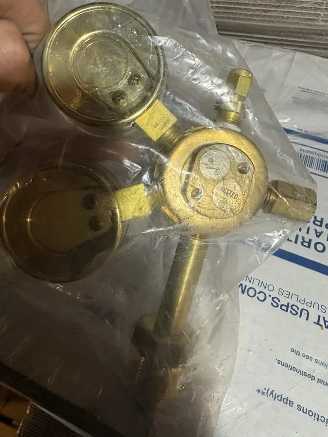 Трубопроводная арматура Veriflo 950-7098 Brass Pressure Regulator Dual Gauge 300 — фото лота 1
