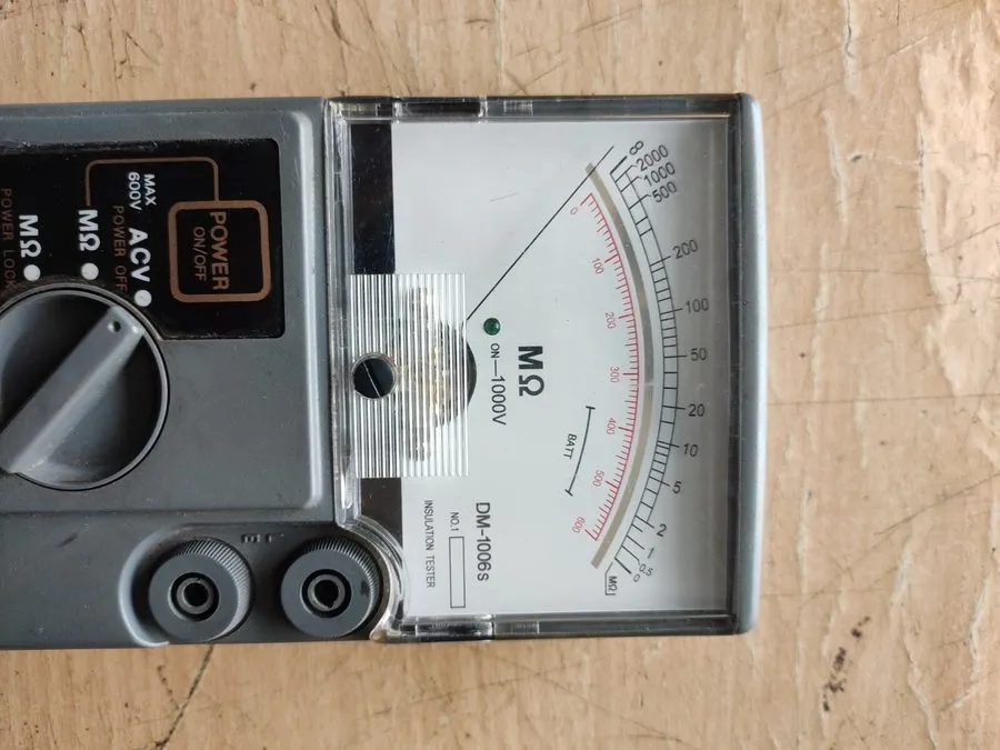 Тестер DM1006S Sinometer Analog 1000 Volts/2000Mohm Insulation Tester — фото лота 1