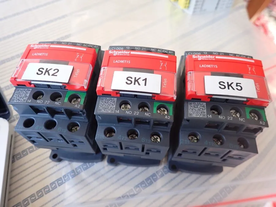 Контактор Schneider LC1D09BNE TeSys D contactor 3P 9A AC-3 up to 440V coil 24-60