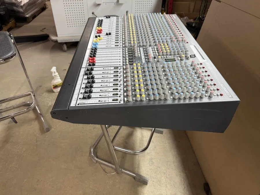 Микшерный пульт Allen & Heath GL2400 40-Channel Mixing Console, 40"x22"x6"front 