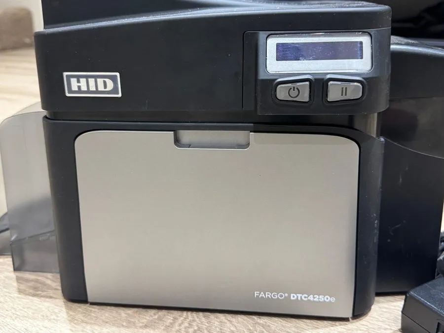 Принтер этикеток HID Fargo DTC4250e ID Card Printer & Encoder Fair Condition