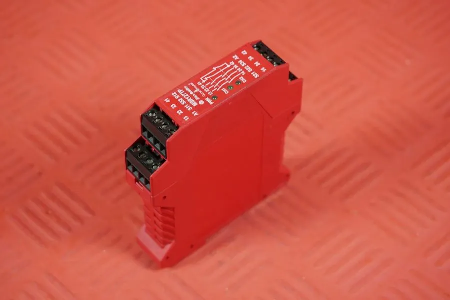 Реле безопасности Allen-Bradley 440R-N23132 MSR127TP Safety Relay 24VAC/DC Ser B — фото лота 2