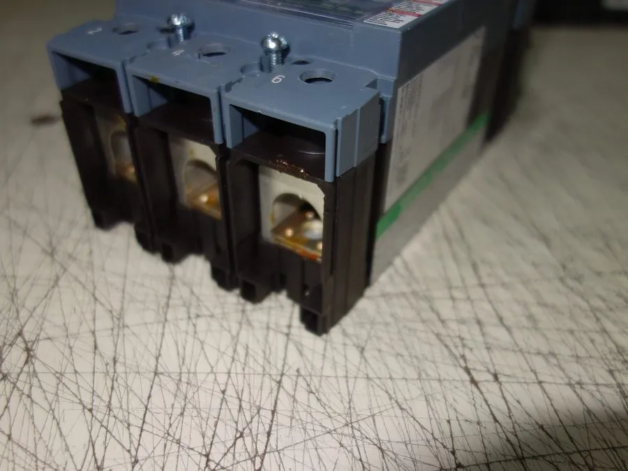 Автоматический выключатель Siemens 3VA5215-5EC31-0AA0 150 Amp 600 VAC 3 Pole Cir