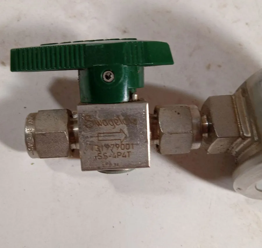 Трубопроводная арматура SWAGELOK PRESSURE GAUGE 316SS WITH PLUG VALVE SS-4P4 UNB