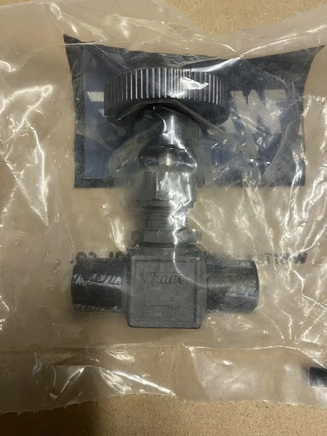 Клапан Whitey Swagelok S-1VM4, Integral Bonnet Needle Valve 1/4" MNPT — фото лота 1