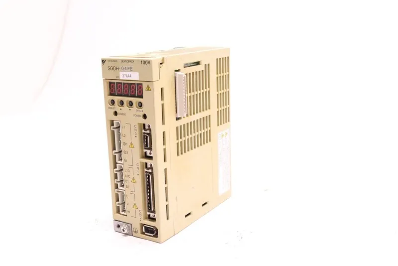 Сервопривод Yaskawa SERVOPACK SGDH-04FE Digital AC 3-Phase Servo Drive 100V 0.4k