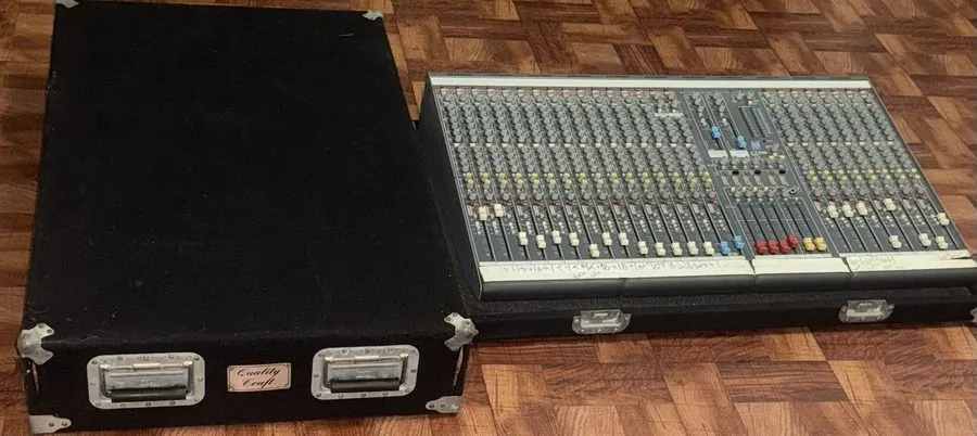 Микшерный пульт Allen & Heath GL2000 24 Channels Audio Mixing Console W/Case — фото лота 2
